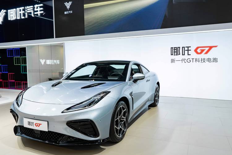 成都锦江区新隆辉企业管理咨询哪吒汽车在智能汽车领域的表现，领途汽车在新能源汽车市场中的影响力